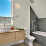 Wall-Design-in-Clean-Contemporary-Bathroom